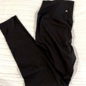 Balance Athletica 2019 OG leggings / MED / Dire Wolf (black) has front seam.